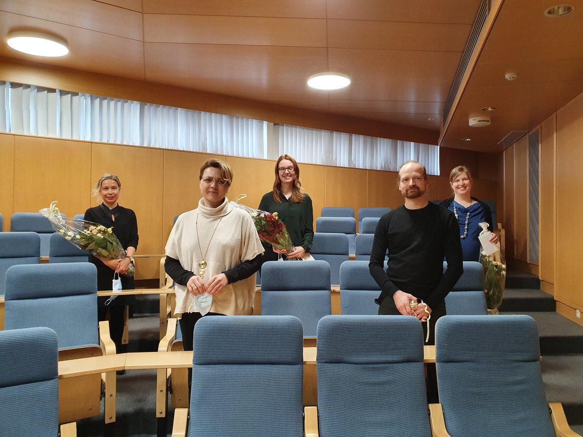 VuorelaPiia's tweet photo. Onnitelut Vantaalla valmistuneille yleislääketieteen erikoislääkäreille @zettermanteemu @staroverovanatalia @siitonenulrika @vihmaveera sekä Vuoden yleislääkäri 2019 @SalorantaTuire Turvavälein palkittu. Onnea! https://t.co/BqBKkDCNSh