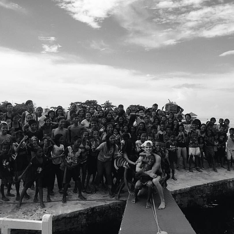 Why we've always been Loud and Proud to be Reiders? This photo is  one of the reasons why - this is gold for us. Fame never changed him ✨ 

James Reid | #JamesReid