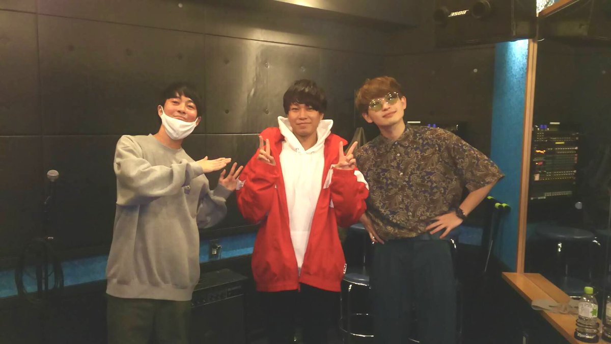 kitafox_mosir's tweet photo. 🎉HappyBirthday🎉

10/28にVo,Gtの渡辺が23歳の誕生日を迎えました。
サプライズ遂行のため報告が遅れましたが、メンバーから赤のブルゾンをプレゼント㊗️

改めておめでとう🎊(2,3枚目は赤化前) https://t.co/uuaak1bVHv