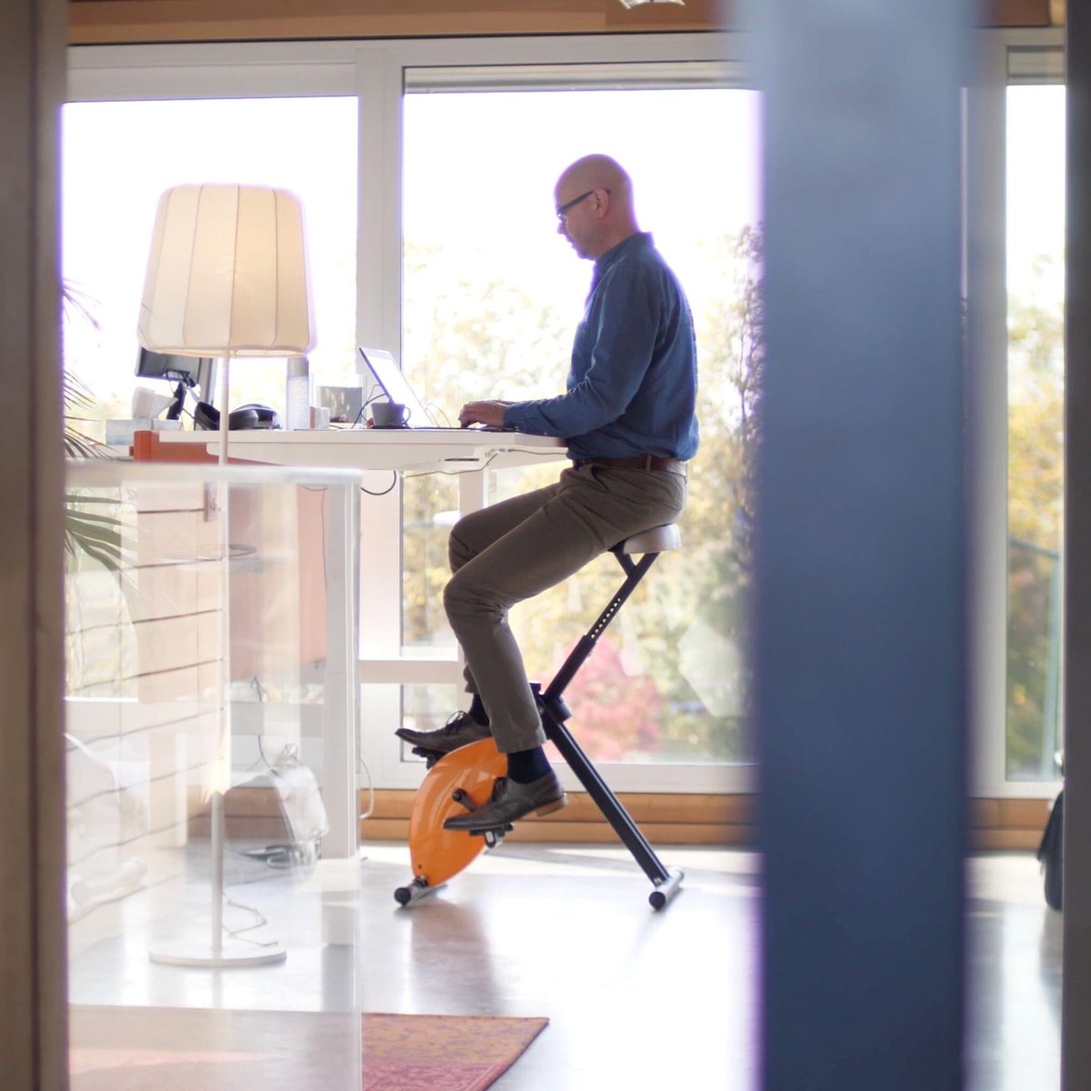 Now that cycling to the office is not always an option, due to cold days❄ and working from home🏠, you can also jump on the Deskbike behind your workplace at home.😁 Keep moving!🤸‍♂ Get your Deskbike on deskbike.com!💪