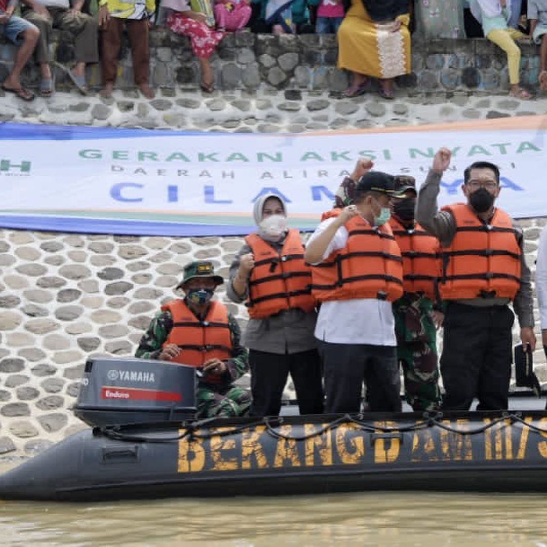 ridwankamil's tweet photo. Kemarin di Bendungan Barugbug Karawang memulai Gerakan Cilamaya Berbunga menggunakan kolaborasi Pentahelix (Akademisi-Bisnis-Komunitas-Pemerintah-Media) dalam upaya mengembalikan kondisi Cilamaya. #JabarJuaraLahirBatin https://t.co/HtUnMCiO6i