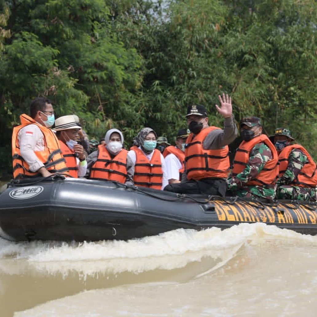 ridwankamil's tweet photo. Kemarin di Bendungan Barugbug Karawang memulai Gerakan Cilamaya Berbunga menggunakan kolaborasi Pentahelix (Akademisi-Bisnis-Komunitas-Pemerintah-Media) dalam upaya mengembalikan kondisi Cilamaya. #JabarJuaraLahirBatin https://t.co/HtUnMCiO6i