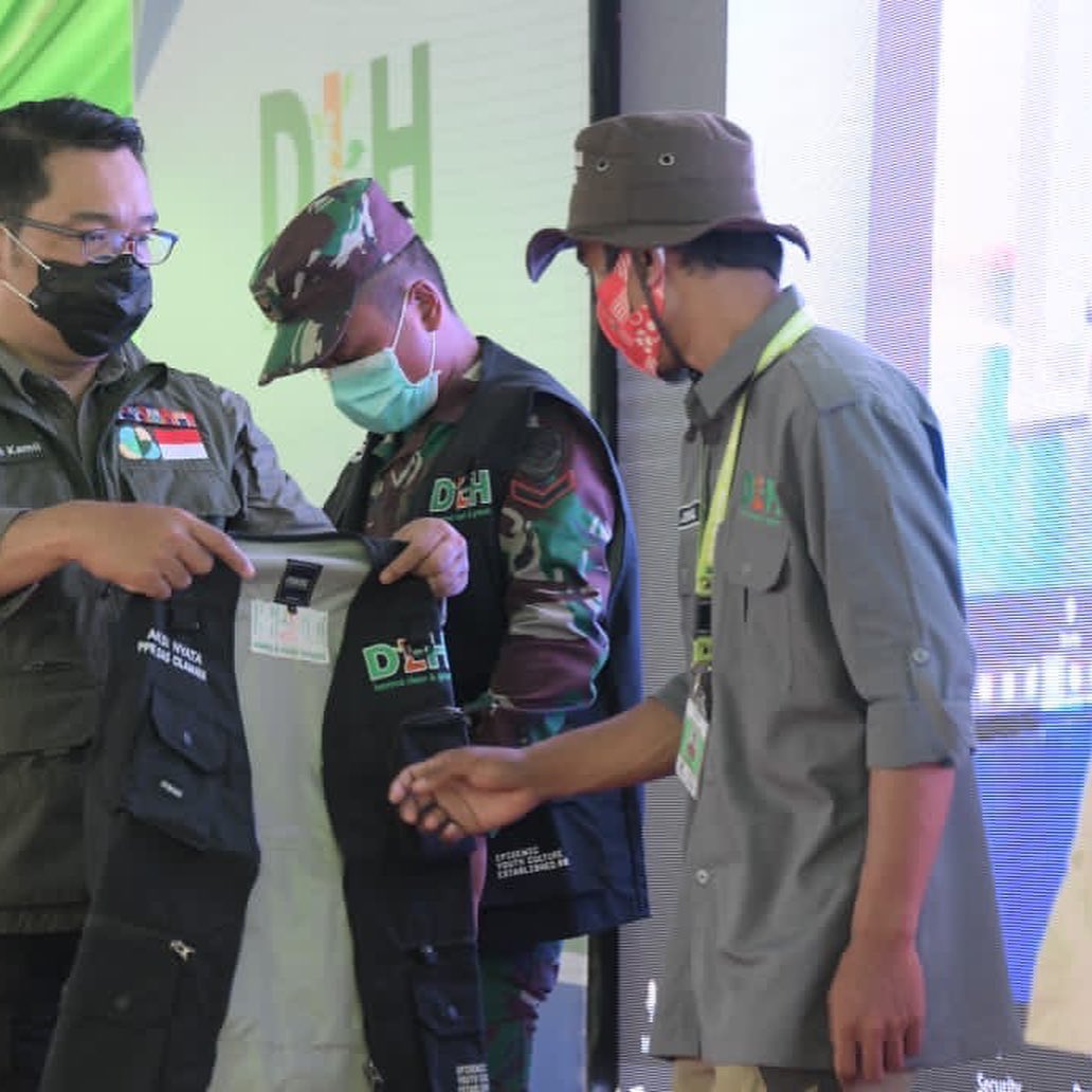 ridwankamil's tweet photo. Melantik Tim Pemantau &amp; Pencegah Pencemaran DAS Cilamaya. Keterlibatan pemprov Jabar, Pemkab Subang, Purwakarta, Karawang juga TNI, Polri, Kejaksaan dan Para Relawan lingkungan Insya Allah akan mempercepat pemulihan sungai yang panjangnya 97 km ini. Aamiin. #JabarJuaraLahirBatin https://t.co/Y9AMBKChOY