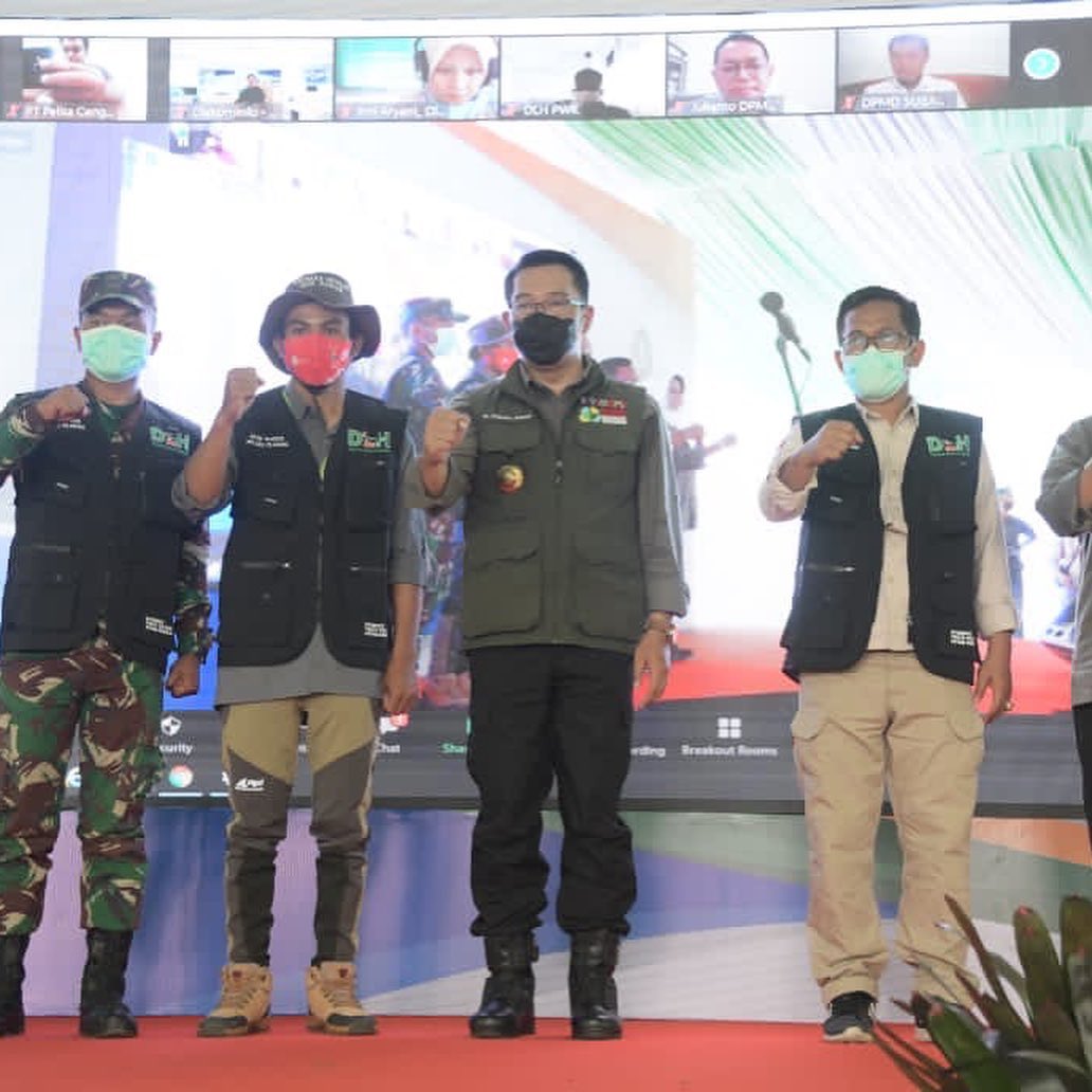 ridwankamil's tweet photo. Melantik Tim Pemantau &amp; Pencegah Pencemaran DAS Cilamaya. Keterlibatan pemprov Jabar, Pemkab Subang, Purwakarta, Karawang juga TNI, Polri, Kejaksaan dan Para Relawan lingkungan Insya Allah akan mempercepat pemulihan sungai yang panjangnya 97 km ini. Aamiin. #JabarJuaraLahirBatin https://t.co/Y9AMBKChOY