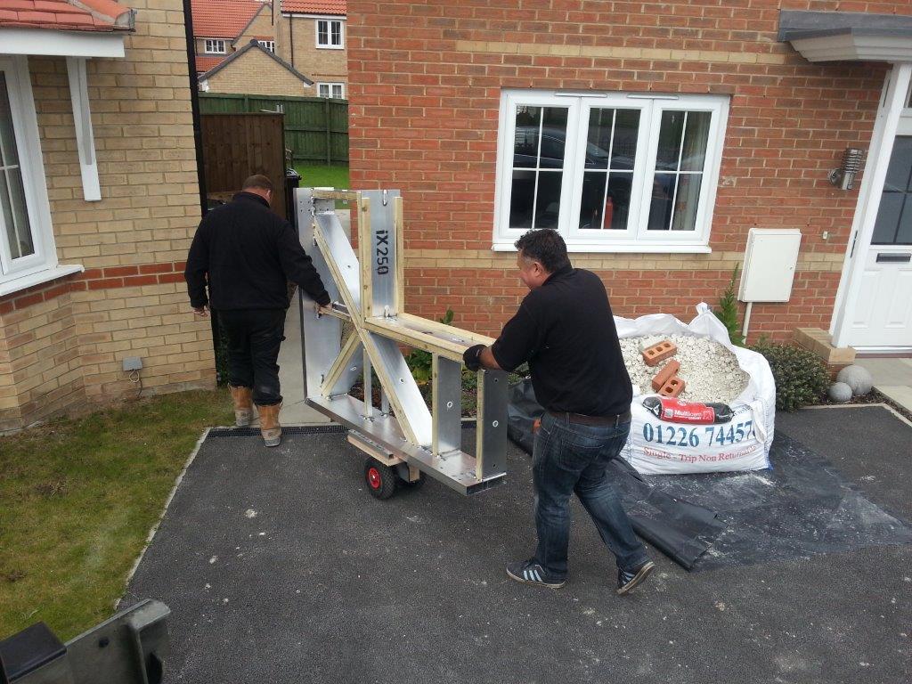iX250's tweet photo. A prefabricated roof can easily be maneuvered on site even when access is tight!
#iX250 #orangery #orangeryroof #homeimprovement #lantern
#fastbuild #orangeryextension #openplanliving #warmroof https://t.co/3iCVMFyMLm