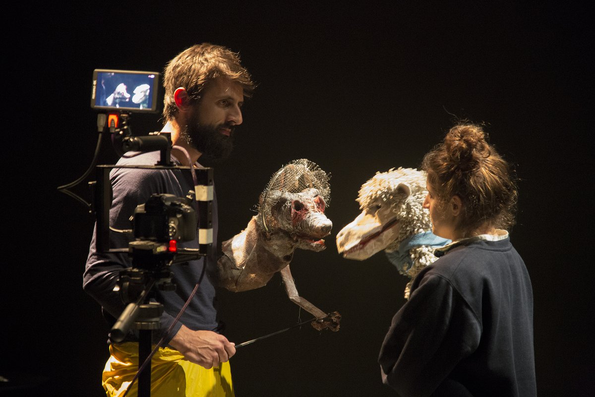 Se trata del espectáculo "Excalibur y otras historias de animales muertos", un montaje premonitorio sobre #epidemias, y un taller de creación.

➡️Consigue tu entrada en escenamirinaque.es