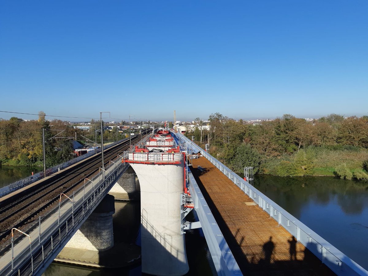 ArmelleLagrange's tweet photo. #Eole chantier en images ! #Bezons lien entre les 8km de nouvelle infrastructure et les 47kmde lignes existantes. Simplement pour la beauté des photos . Merci à la maîtrise d’œuvre merci à Mouhib!! @SNCFReseau @itif_travaux https://t.co/FR0yk6HPWh