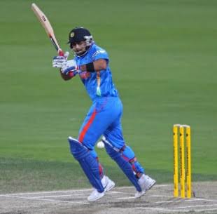 .. within the stipulated 40 overs, was gone due to a mix up.  @ImRaina had just joined in & India needed to maintain the momentum that they had while the Delhi duo were batting in the middle. Expecting an on-slaught,  @MahelaJay brings in Malinga to slow the run rate down.
