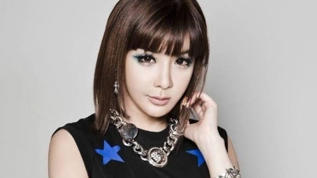 RelleKwon's tweet photo. [ BREAKING NEWS ]

The cutest ahjumma, former 2ne1 member, Park Bom is pregnant. The father of the alien child is still unknown. Please understand the delay of her comeback this fall 💚

#ParkBomPregnant #ComeBackBom https://t.co/bPvyJ137Sh