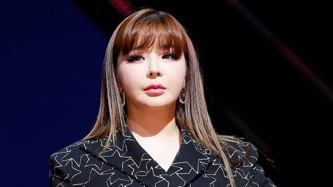 RelleKwon's tweet photo. [ BREAKING NEWS ]

The cutest ahjumma, former 2ne1 member, Park Bom is pregnant. The father of the alien child is still unknown. Please understand the delay of her comeback this fall 💚

#ParkBomPregnant #ComeBackBom https://t.co/bPvyJ137Sh