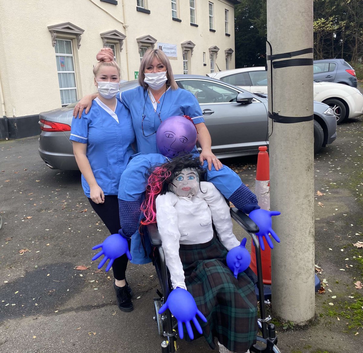 ClarendonCG's tweet photo. 👩‍⚕️ 👨🏼‍⚕️👵🏼👴🏼
Chandos lodge staff and residents have created their own  “Guy Fawkes” for bonfire night! 
The residents enjoyed making them look like a resident and a carer https://t.co/macbyB7bjx