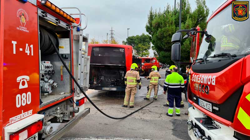 BomberosZGZ's tweet photo. 🔊#IncendioBus 🔥 | Hemos extinguido incendio en el motor de un autobús urbano 🚌 de #Zaragoza.
@policiazaragoza | @buszaragoza https://t.co/RcO3ZBR9I8