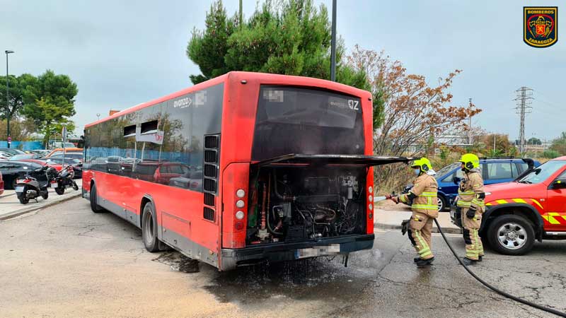 BomberosZGZ's tweet photo. 🔊#IncendioBus 🔥 | Hemos extinguido incendio en el motor de un autobús urbano 🚌 de #Zaragoza.
@policiazaragoza | @buszaragoza https://t.co/RcO3ZBR9I8