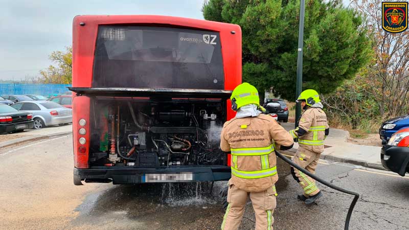 BomberosZGZ's tweet photo. 🔊#IncendioBus 🔥 | Hemos extinguido incendio en el motor de un autobús urbano 🚌 de #Zaragoza.
@policiazaragoza | @buszaragoza https://t.co/RcO3ZBR9I8