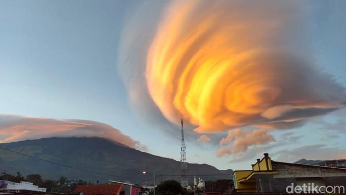 detikcom's tweet photo. #Foto Warga Mojokerto juga dibuat takjub oleh keindahan awan lentikularis di atas Gunung Welirang dan Anjasmoro, Kamis (5/11/2020). Gunung tersebut seperti memakai topi. Begini nih penampakannya!

Baca selengkapnya di https://t.co/0CdAXcD1MB https://t.co/Sio86U5oXJ