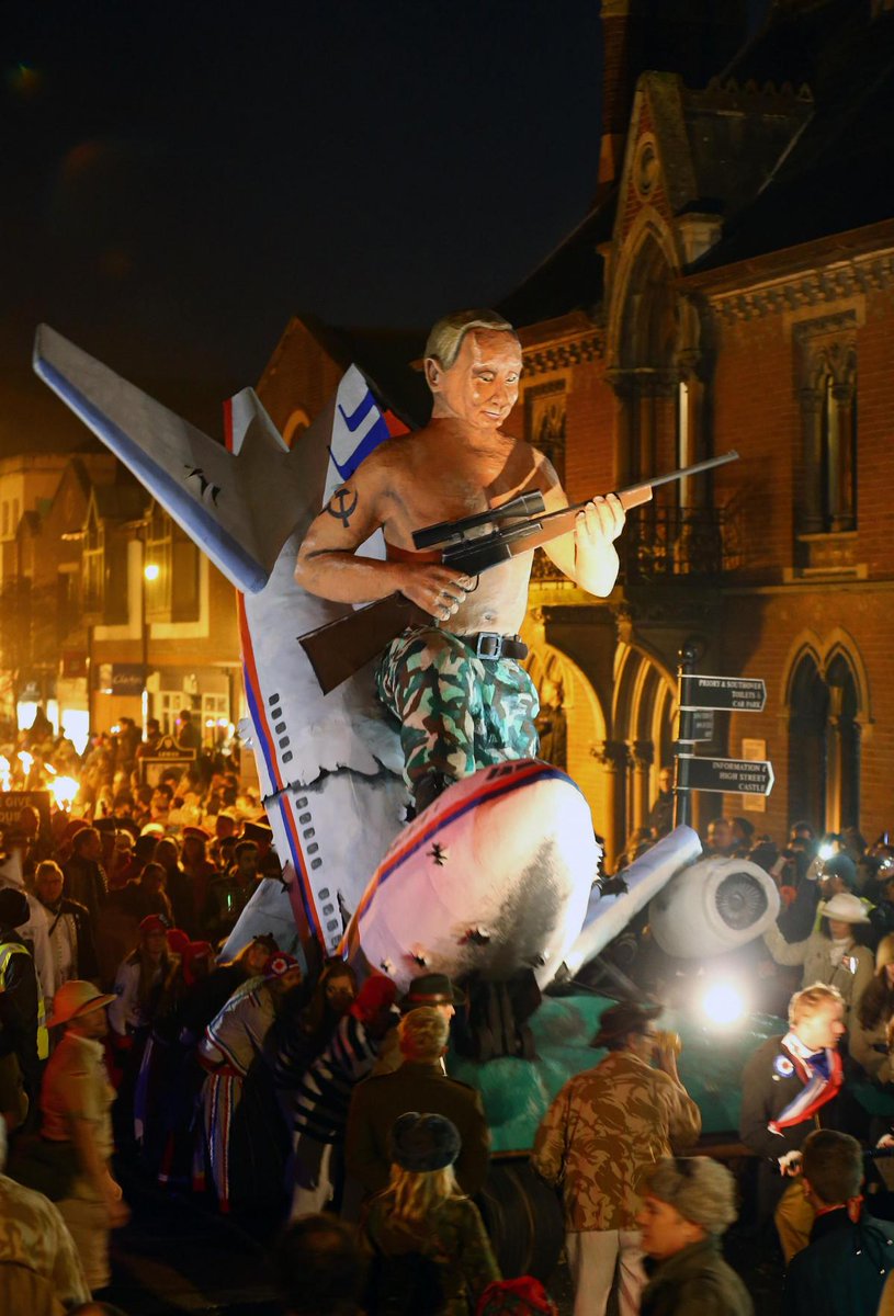 Aside from marking the uncovering of the Gunpowder Plot in 1605, the whole town uses the event to memorialise the seventeen Protestant martyrs from Lewes who were burned at the stake for their faith during the Marian Persecutions.