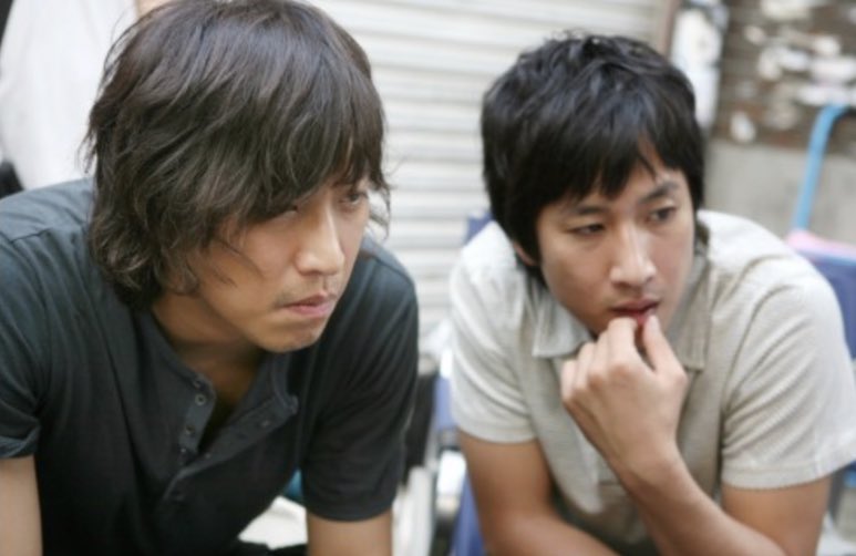 otokatai's tweet photo. #オ・マンソク さんのお友達 #イ・ソンギュン さんはマンソクさんの映画 #우리동네 (俺たちの街)にご出演😊そしてソンギュンさんの映画“残酷な出勤“にマンソクさんも上司役でちょこっとご出演😃よくお二人でインタビューに答えてはった。チャンドンゴンさんも同級生なんだけど… https://t.co/s49oLt6Zv5