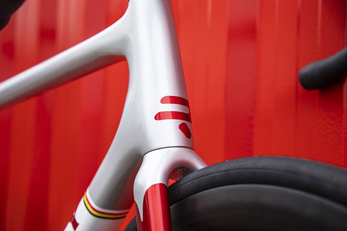Ridley_Bikes's tweet photo. Not realy sure how your next bike should look like? What about this Helium SLX Disc with the Pure Line Heritagedesign?
Base color: 349 - Candy Red Metallic
Color 2: 0 - Silver
Finish: Glossy
#Pureline #HeliumSLXDisc https://t.co/ri7zxnJUjT