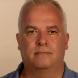 PLVNG's tweet image. Continua la recerca de Manel López. L’home de 53 anys que ahir va desaparèixer a Vilanova i la Geltrú. Anava vestit amb texans, camisa i parca de color fosc. També es busca el seu vehicle, un Daewo Lanos de color gris 7415 BSS 
Si algú te informació es demana trucar al @112