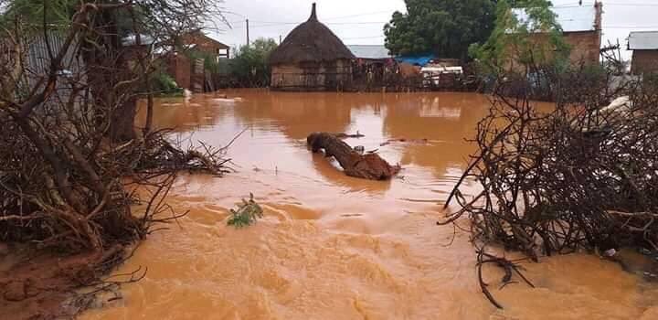 Ofaysal1984's tweet photo. #Danood Somali Region was badly affected by the heavy rains and flood last night.

People in Danood are badly effected and evacuated from their home with young childrens and elderly people.

There are over 150 home's where Destroyed by the rains and Flood. https://t.co/TbbVdl89tU