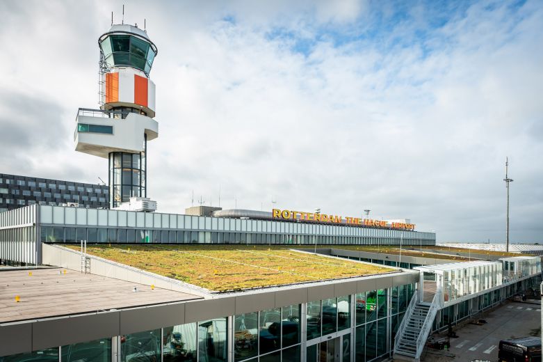 In beperkt gezelschap vond gisteren de overdracht plaats van de vernieuwde vertrekhal van Rotterdam The Hague Airport ✈️ De oude vertrekhal uit 1970 is door VolkerWessels Bouw Schiphol gerenoveerd. Nieuwsbericht: bit.ly/34XYMxP
#ookditisvolkerwessels