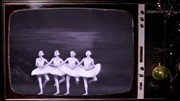 Почему лебединое озеро показывали. Лебединое озеро ТВ 1991. Балет Лебединое озеро по телевизору в 1991. Лебединое озеро балет по телевизору в СССР. Балет Лебединое озеро ГКЧП.