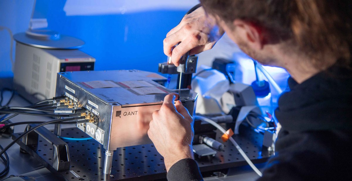 Redaktion_TuW's tweet photo. TRUMPF UND SICK ENTWICKELN ERSTEN INDUSTRIELLEN QUANTENSENSOR!
Kooperationsvertrag.
Funktionstest erfolgreich.
Sensoren bereits ab 2021 auf dem Markt?
https://t.co/aXyg34O51R
#quantensensor #quantentechnologie #sensoren @TRUMPF_News @TRUMPFSchweiz @SICK_de https://t.co/lbjaHFWKLu