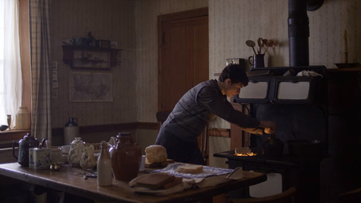 ~ Gilbert's breakfasts ~In season 1 he is taking care of his father and no one is really taking care of him. Making his father's breakfast in a cold house, just an apple for him. Running not to be late at school. #renewannewithane