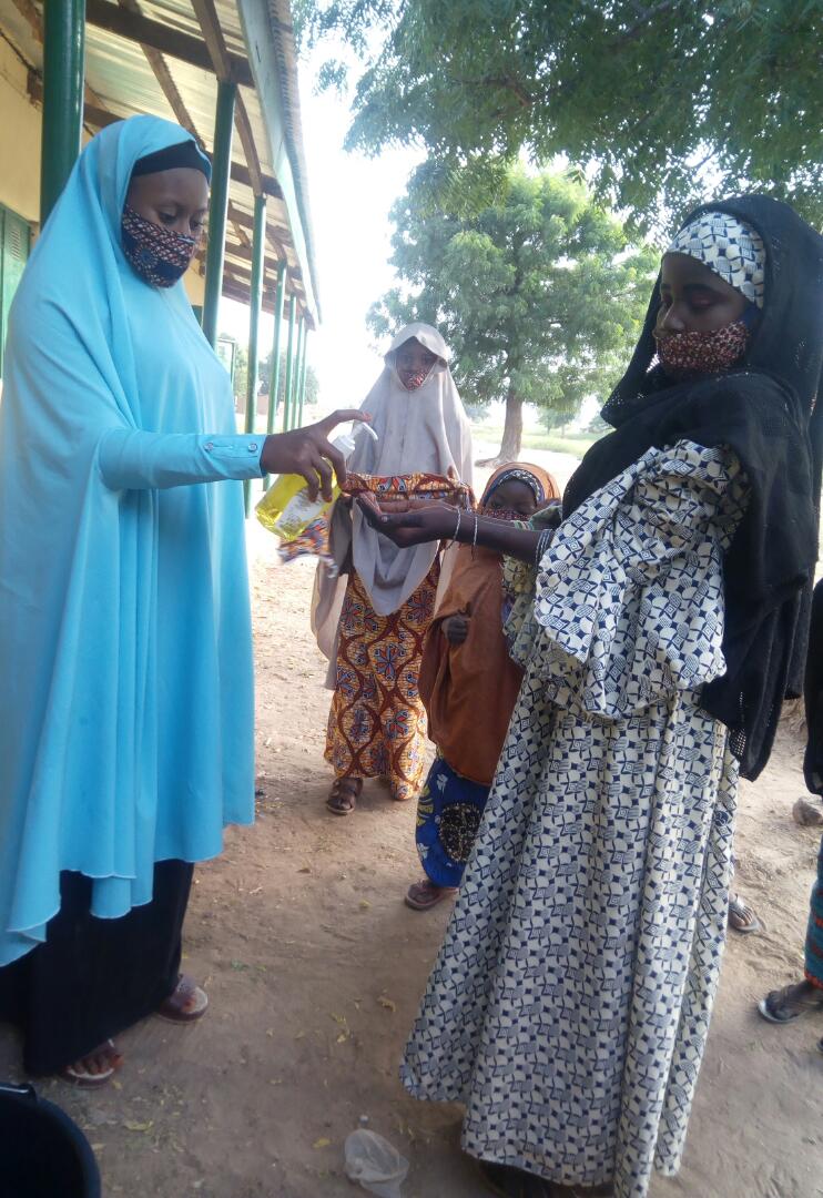 Sijo04's tweet photo. Gaburgu AGLC, Shira LGA observing COVID19 protocols. The PPEs were provided by @USAIDNEIPlus before non-formal learning centers were reopened last month across the 10 LGAs of Bauchi State after COVID19 enforced break. https://t.co/avUe56WrwS