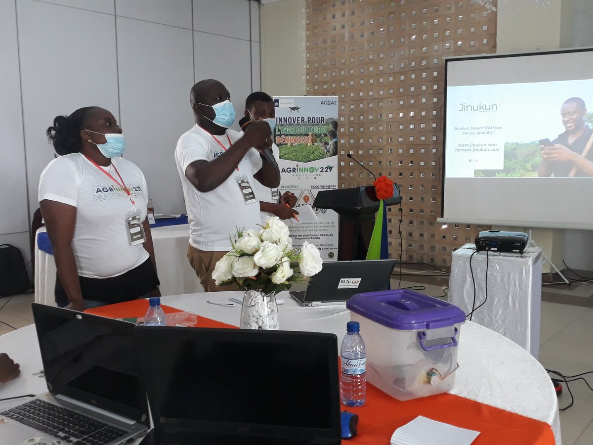 ACMA3BENIN's tweet photo. La séance des Pitch se poursuit au #Hackathon #AgrInnov229. 7 équipes sont déjà passées devant le jury. Les membres du jury mettent l'accent sur l'innovation et la pertinence des solutions dans leurs questions.
#Acma2 #AcmaBenin #Agritech #ICT4Ag https://t.co/Up15rdUoUd