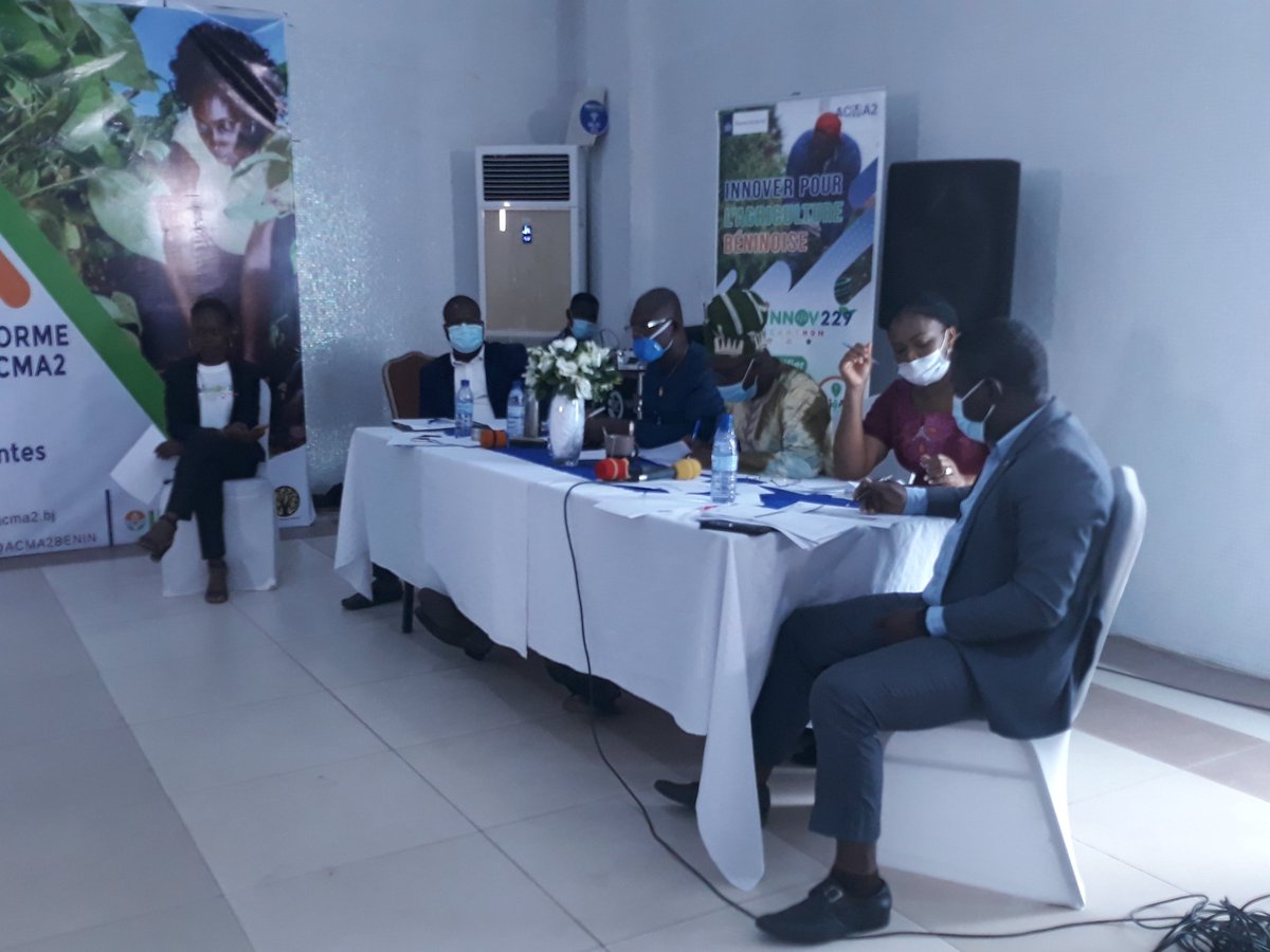 ACMA3BENIN's tweet photo. La séance des Pitch se poursuit au #Hackathon #AgrInnov229. 7 équipes sont déjà passées devant le jury. Les membres du jury mettent l'accent sur l'innovation et la pertinence des solutions dans leurs questions.
#Acma2 #AcmaBenin #Agritech #ICT4Ag https://t.co/Up15rdUoUd