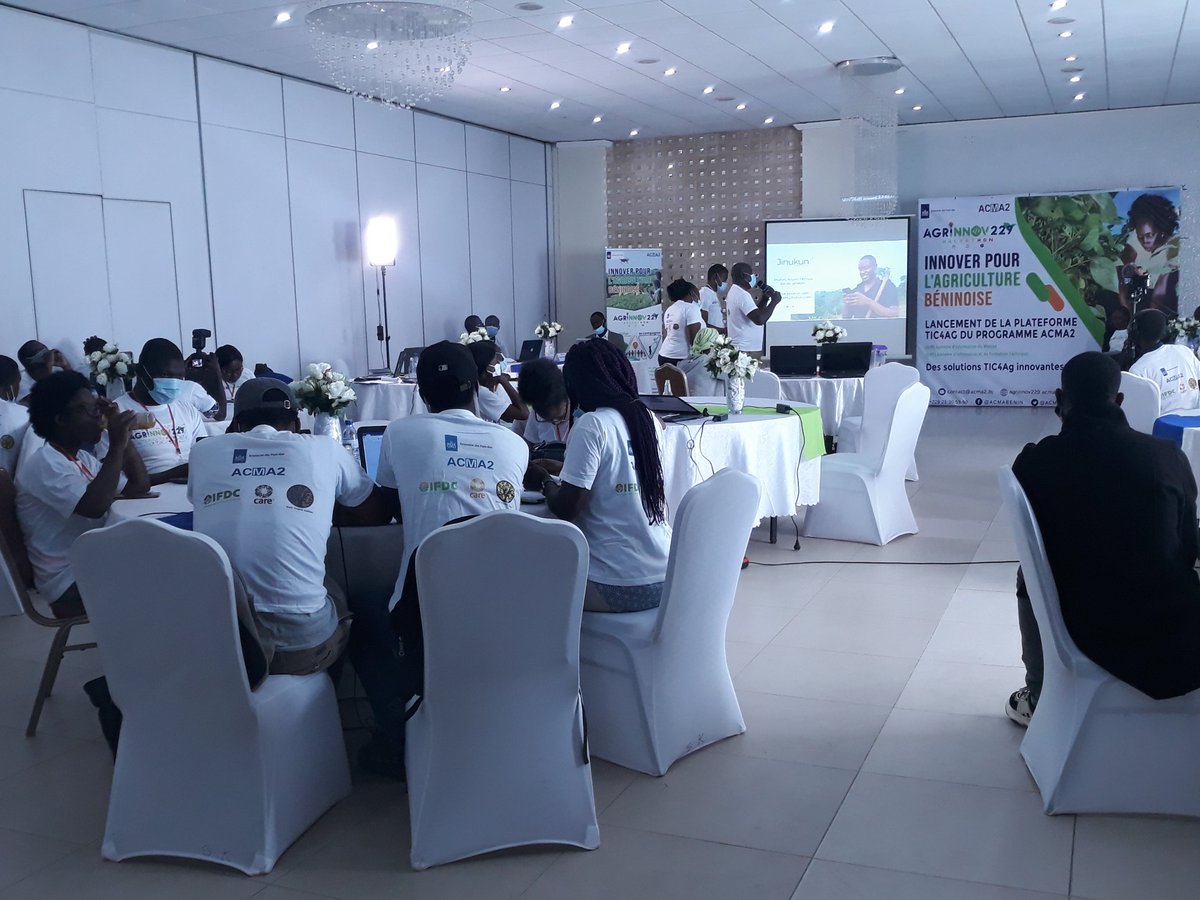ACMA3BENIN's tweet photo. La séance des Pitch se poursuit au #Hackathon #AgrInnov229. 7 équipes sont déjà passées devant le jury. Les membres du jury mettent l'accent sur l'innovation et la pertinence des solutions dans leurs questions.
#Acma2 #AcmaBenin #Agritech #ICT4Ag https://t.co/Up15rdUoUd