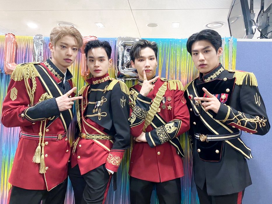 AB6IX's tweet photo. 예삐들 첫 방송 본방사수한 ABNEW 오른손 들어~~🤚 ‘SALUTE’  오늘도 완벽했던 제복식스 최고🥰 이번 활동도 잘 부탁해요 ABNEW💙💜

#SALUTE #AB6IX #에이비식스 #전웅 #김동현 #박우진 #이대휘 #브랜뉴뮤직 #BRANDNEWMUSIC https://t.co/yMbDXZBmyI