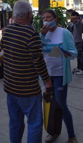 Chchirinos's tweet photo. Algunos escarbando la miseria, ofrecen una sardina por un voto, otros hasta mortadela de pollo. Pan para hoy... Manipulan el hambre del pueblo. Soluciones Para Venezuela no subestima conciencias, con ideas organizamos cada comunidad y compartimos la propuesta de Refundar un país. https://t.co/dmKJssnY0a