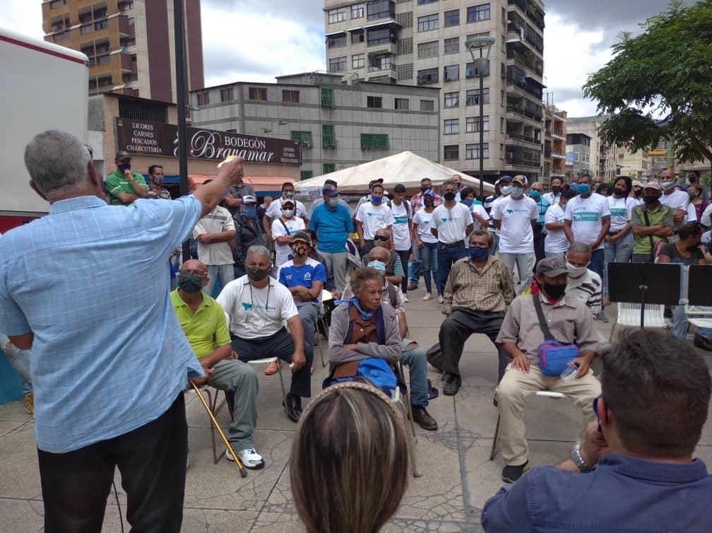 Chchirinos's tweet photo. Algunos escarbando la miseria, ofrecen una sardina por un voto, otros hasta mortadela de pollo. Pan para hoy... Manipulan el hambre del pueblo. Soluciones Para Venezuela no subestima conciencias, con ideas organizamos cada comunidad y compartimos la propuesta de Refundar un país. https://t.co/dmKJssnY0a