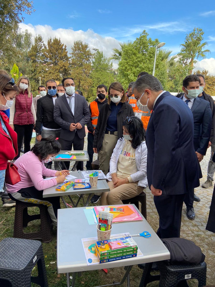 izmir_ilmem's tweet photo. SAĞLIK BAKANIMIZ SAYIN FAHRETTİN KOCA İZMİR MEM EĞİTİM DESTEK NOKTAMIZI ZİYARET ETTİ 

Sağlık Bakanımız Sayın @drfahrettinkoca Çadırkentte oluşturduğumuz İzmir MEM Eğitim Destek Noktasında  Öğretmen ve öğrencilerimiz ile bir araya geldi 
@ziyaselcuk 
@drfahrettinkoca 
@yahsiomer https://t.co/ylIRvUsnM9