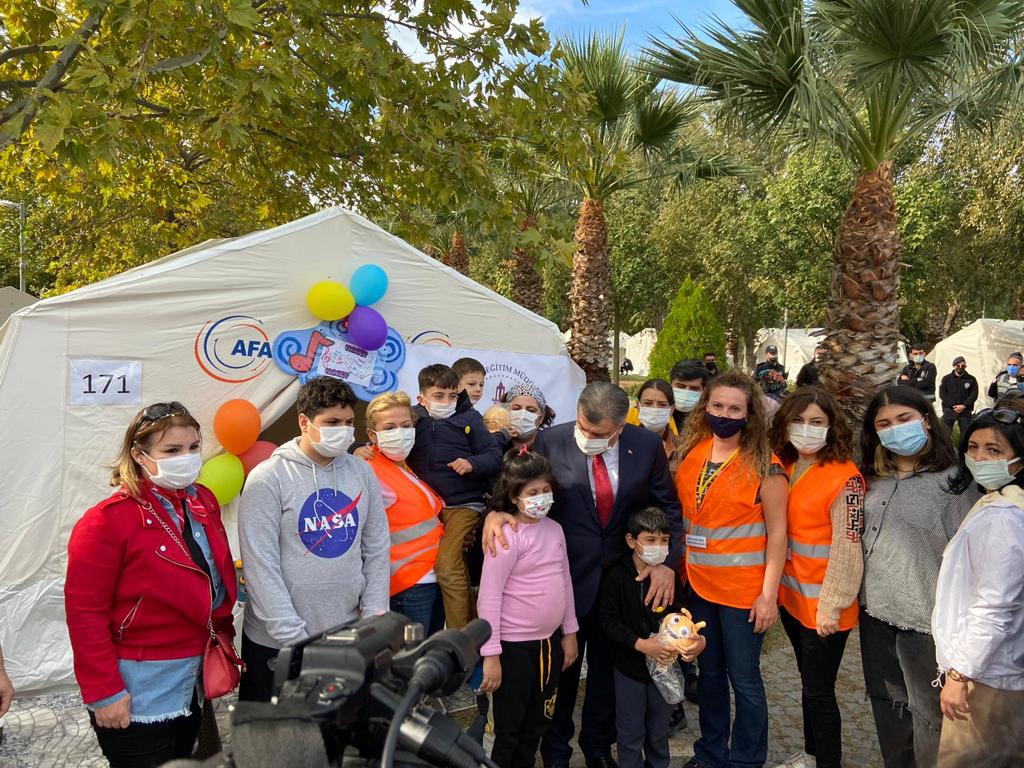 izmir_ilmem's tweet photo. SAĞLIK BAKANIMIZ SAYIN FAHRETTİN KOCA İZMİR MEM EĞİTİM DESTEK NOKTAMIZI ZİYARET ETTİ 

Sağlık Bakanımız Sayın @drfahrettinkoca Çadırkentte oluşturduğumuz İzmir MEM Eğitim Destek Noktasında  Öğretmen ve öğrencilerimiz ile bir araya geldi 
@ziyaselcuk 
@drfahrettinkoca 
@yahsiomer https://t.co/ylIRvUsnM9