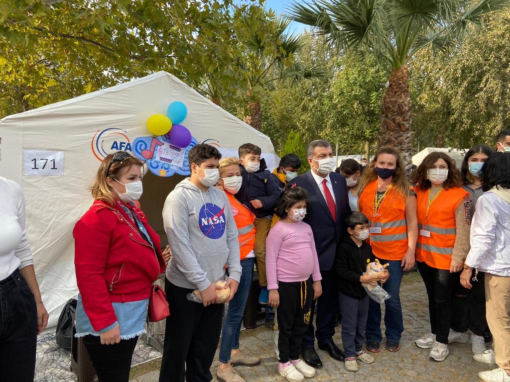 SAĞLIK BAKANIMIZ SAYIN FAHRETTİN KOCA İZMİR MEM EĞİTİM DESTEK NOKTAMIZI ZİYARET ETTİ 

Sağlık Bakanımız Sayın <a href="/drfahrettinkoca/">Dr. Fahrettin Koca</a> Çadırkentte oluşturduğumuz İzmir MEM Eğitim Destek Noktasında  Öğretmen ve öğrencilerimiz ile bir araya geldi 
<a href="/ziyaselcuk/">Ziya Selçuk</a> 
<a href="/drfahrettinkoca/">Dr. Fahrettin Koca</a> 
<a href="/yahsiomer/">Dr. Ömer YAHŞİ</a>