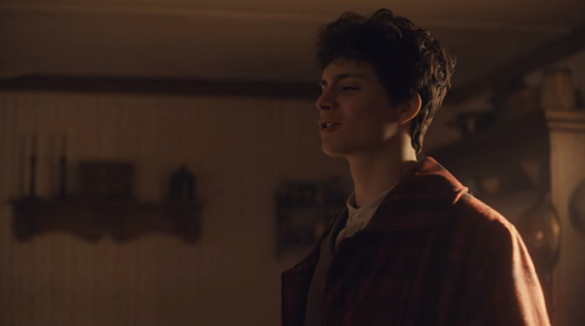 In season 3, the house is metamorphosed by Mary's warm presence. This is the home of a family. It's lively, and people care about each other. The colors are warm too, we can feel the love. #renewannewithane