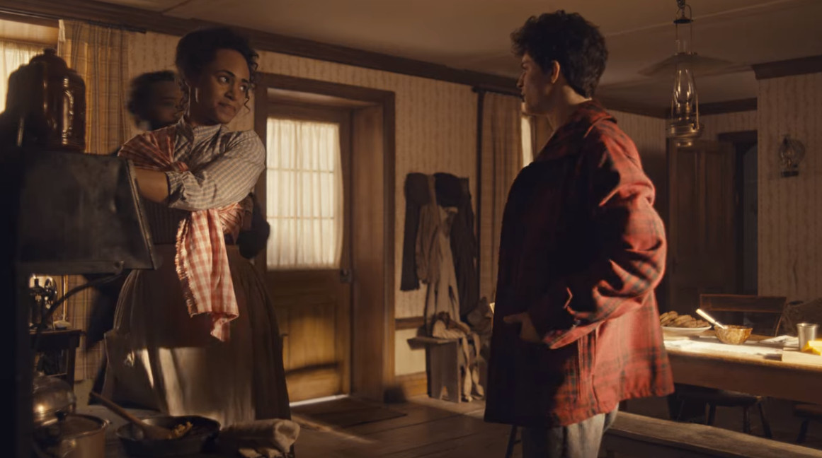 In season 3, the house is metamorphosed by Mary's warm presence. This is the home of a family. It's lively, and people care about each other. The colors are warm too, we can feel the love. #renewannewithane