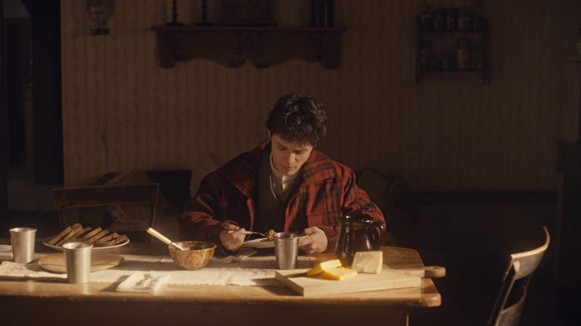 In season 3, the house is metamorphosed by Mary's warm presence. This is the home of a family. It's lively, and people care about each other. The colors are warm too, we can feel the love. #renewannewithane