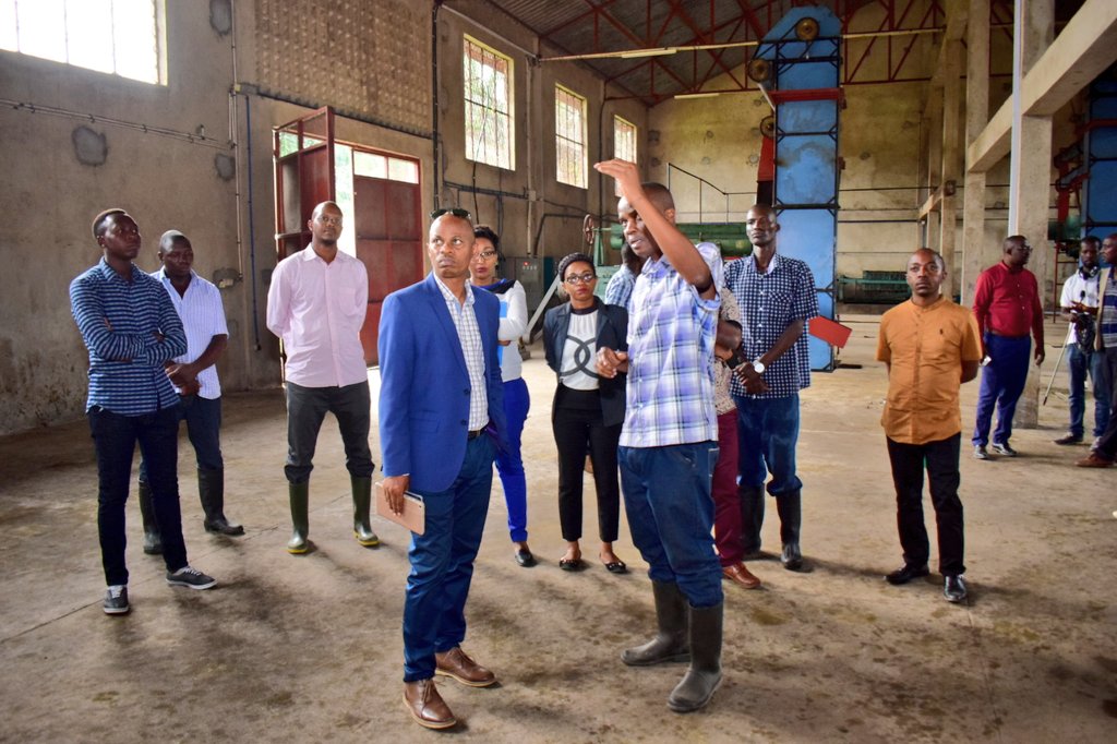 ADB_Burundi's tweet photo. Dans le cadre de suivi des entreprises certifiées afin de leur offrir un service plus performant répondant à leurs préoccupations.Le Directeur de l'@api_burundi, @MusharitseD,a visité,ce matin,avec les cadres de l'Agence,la socièté #CIKAR en Commune Rumonge dans @RumongeProvince https://t.co/dHXWU8hka9