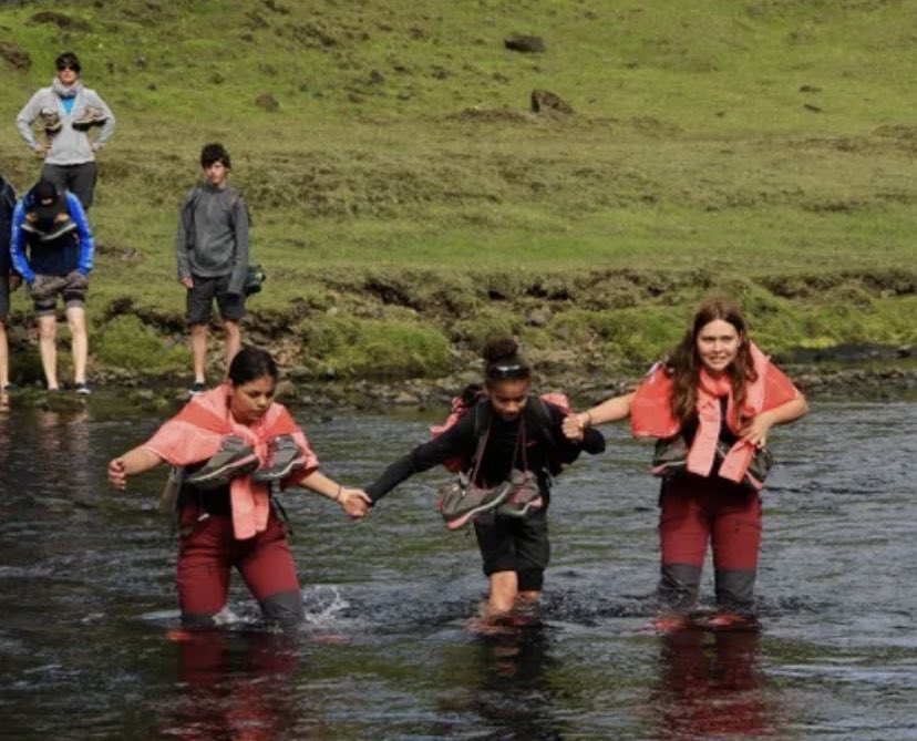 aureliecharon's tweet photo. POLAROÏD ISLANDE 🇮🇸 🎙 🏕 un podcast L’Expérience @franceculture en 4 épisodes •••journaux de bord des ados en randonnée • ca commence par un débat : requin ou KFC pour le déjeuner ? 🎧 par Anna Buy et Annabelle Brouard 🔥 📸 Erick Derouet https://t.co/2E5m4xImB4