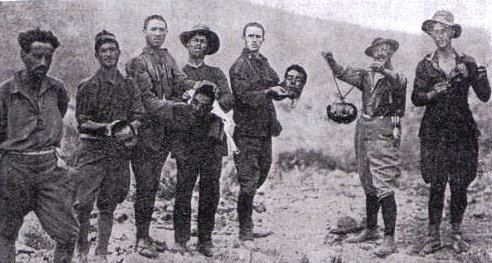 UtopiaenMochila's tweet photo. Imagen muy dura. Miembros de la legión española sosteniendo cabezas de rifeños durante la Guerra del Rif. https://t.co/ljZ1u8XGve
