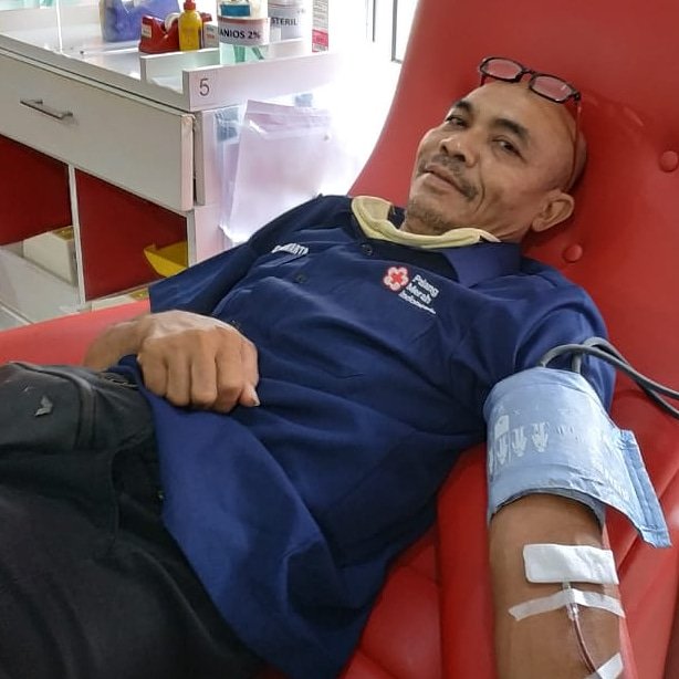 pmisurakarta's tweet photo. " BERSYUKUR "
.
Bersyukurlah yang rutin dua bulan sekali bisa merasakan sakitnya jarum masuk ke vena, sakitnya sebentar kok dan lebih ringan daripada sakitnya ditinggal dia pas sayang-sayangnya. Iya kan pak @sabargorky? 🤪 #PMISelaluBantu #PMISolo https://t.co/QI6X6CR0QA