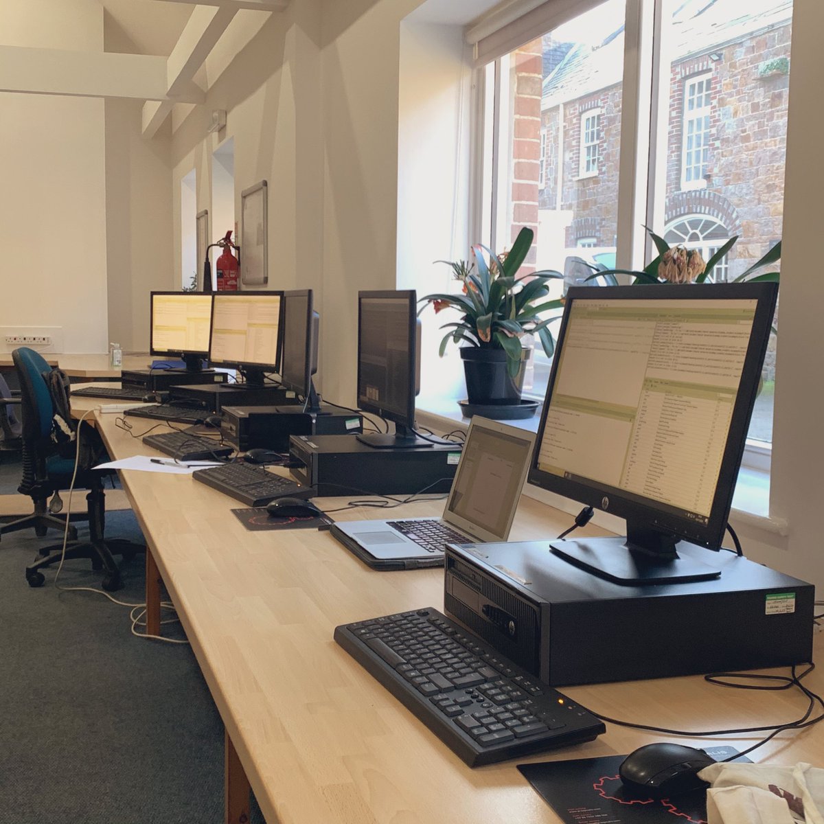 fiene_steinbr's tweet photo. If you need an entire computer lab to analyse your data... #phdlife https://t.co/4RvP6RAzar