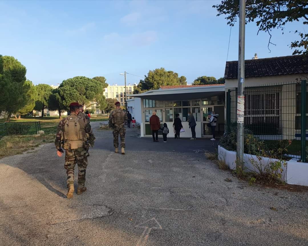 Toulouse, Poitiers, Perpignan, Marseille…Dans le cadre du renforcement de l’opération #Sentinelle, nos paras sont 2 fois plus nombreux que la semaine dernière à patrouiller pour protéger les Français.
#SoldatsDeLaNation #NousSommesLà