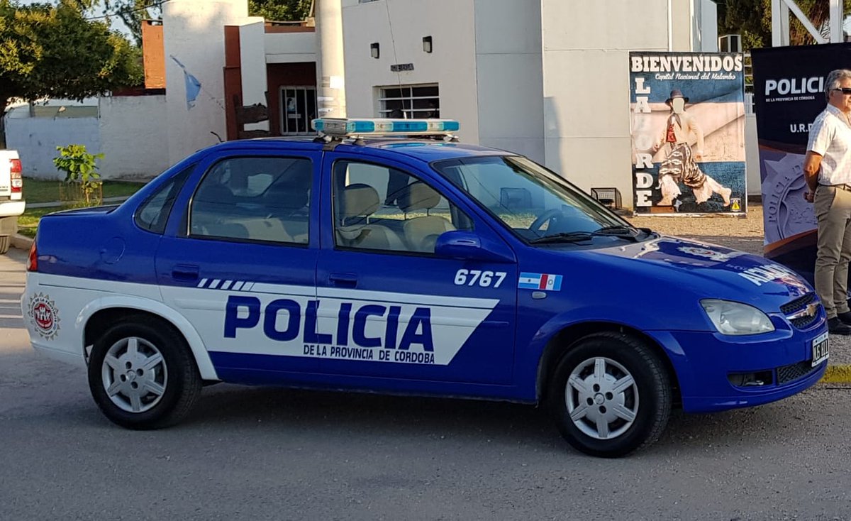 PoliciaCbaOf's tweet photo. #CAPIII Tras un #Operativo, un hombre de 35 años fue #Detenido en Bº Santa Isabel II Sección. Momentos antes, habría sustraído un vehículo Fiat uno a una mujer. En el #Procedimiento se recuperó el rodado mencionado. https://t.co/yE7zKEemHS