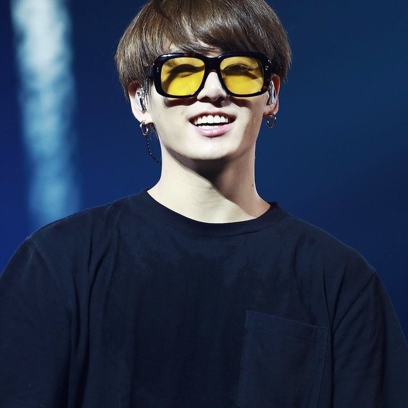 aaarmyarmy1's tweet image. Sun glasses ; A BTS thread 😎