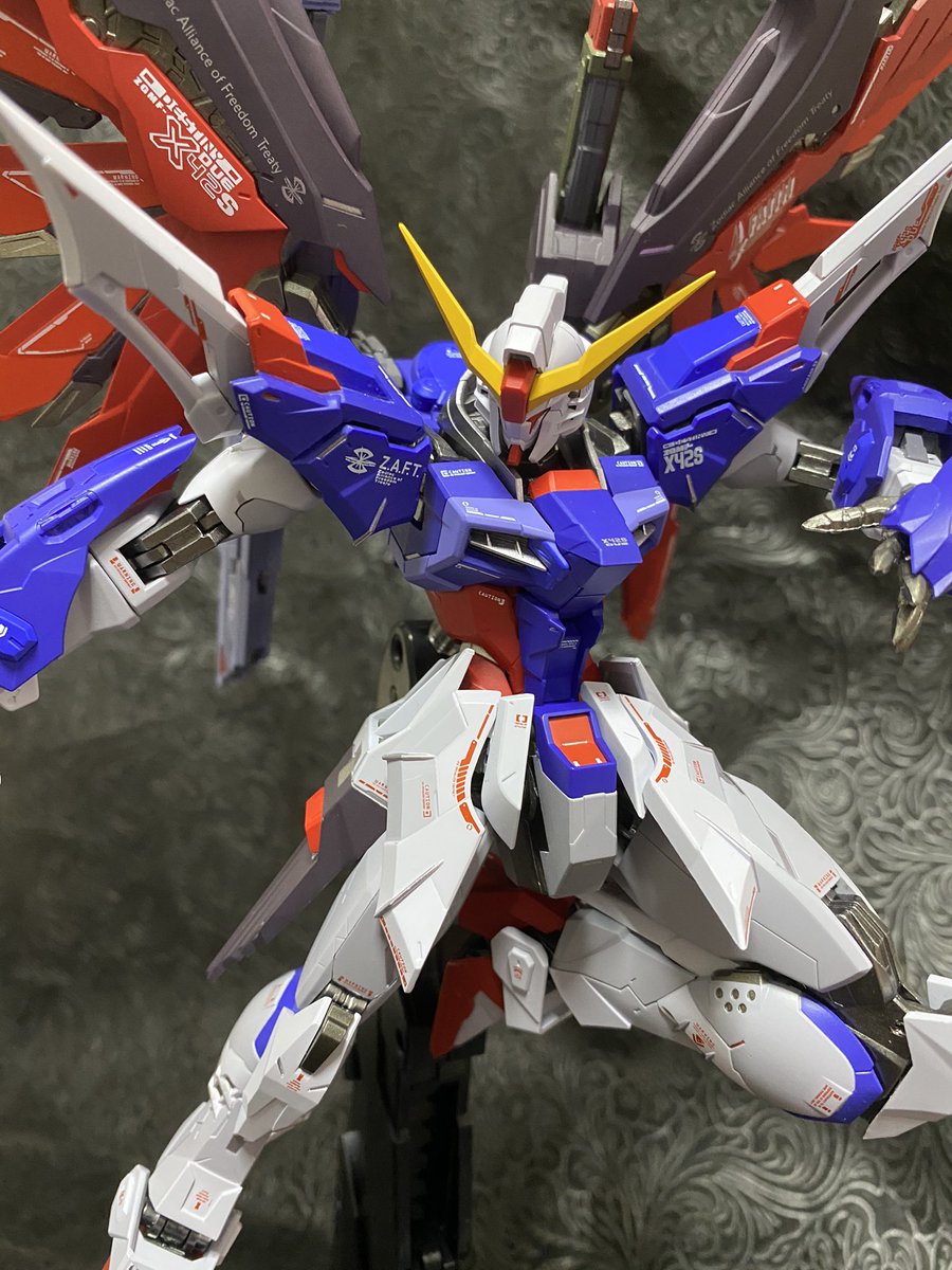 Yoshi Twitterissa デスティニーガンダム本当に中2の時に初めてカッコいいと思ったガンダムだったからイメージ通りの悪魔っぽいマスターピース が手に入って感無量ですよ 光の羽も迫力凄い ない方がシルエット見やすいから好きだけど
